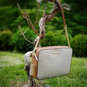 MICHAEL KORS EASTWEST MESSENGER SIGNATURE PVC BAG Xbody